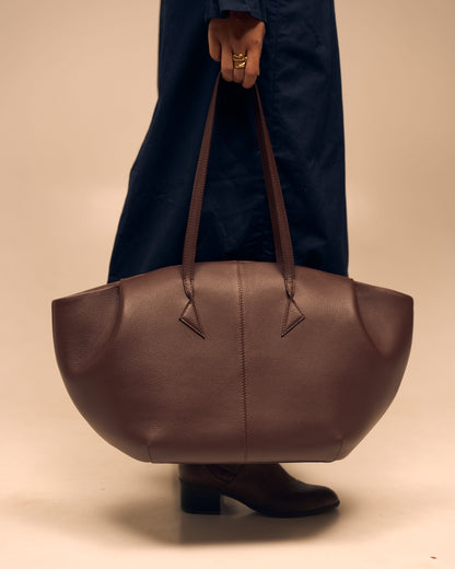 Model holding Atlas Tote Espresso