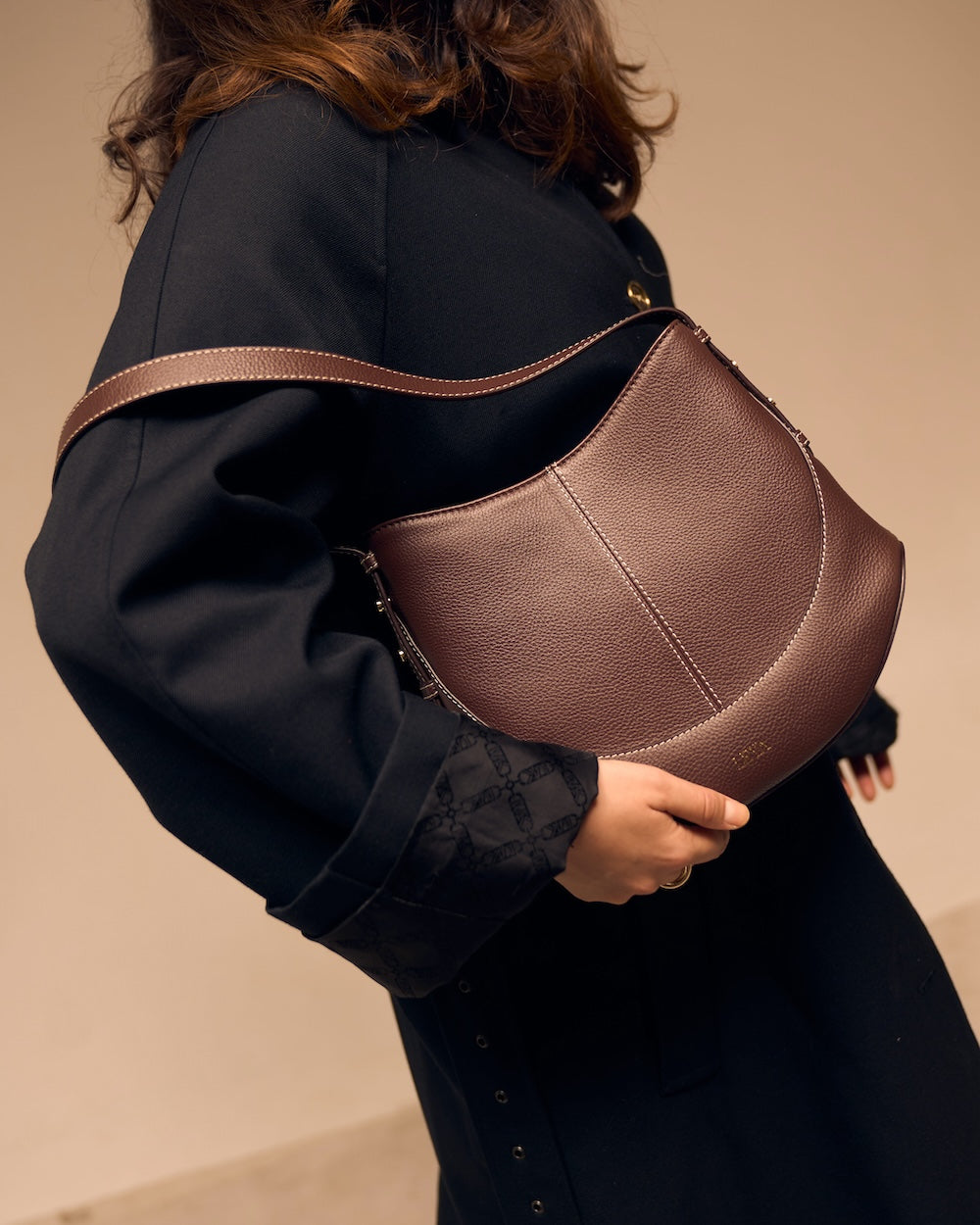 Model Holding Selene Mid-size Tote Espresso